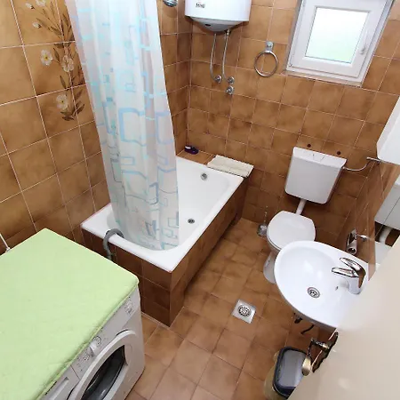 Mediterranes Nur 15 Minuten Zum Zentrum In Ruhiger Wohngegend 로비니