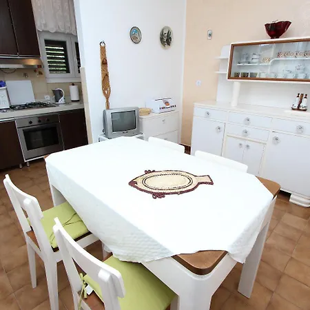Mediterranes Nur 15 Minuten Zum Zentrum In Ruhiger Wohngegend * Rovinj