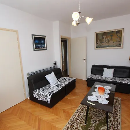 아파트 Mediterranes Nur 15 Minuten Zum Zentrum In Ruhiger Wohngegend 로비니