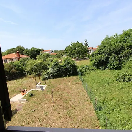 Mediterranes Nur 15 Minuten Zum Zentrum In Ruhiger Wohngegend Rovinj