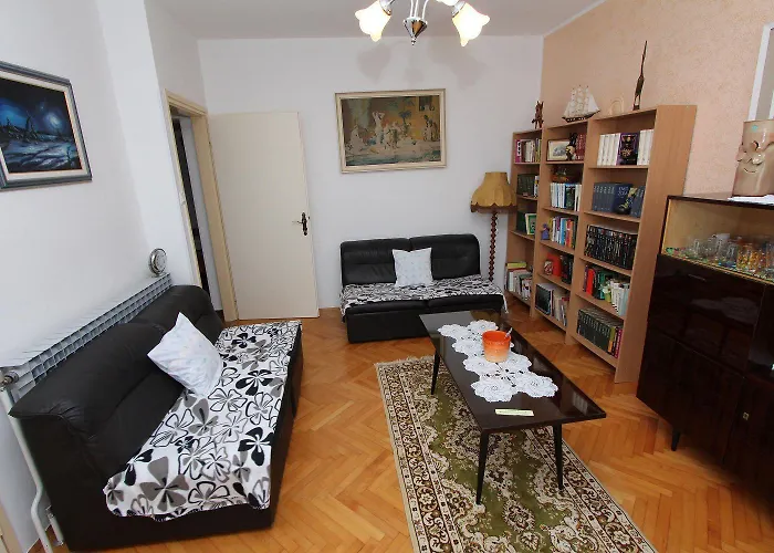 Mediterranes Nur 15 Minuten Zum Zentrum In Ruhiger Wohngegend Appartement *