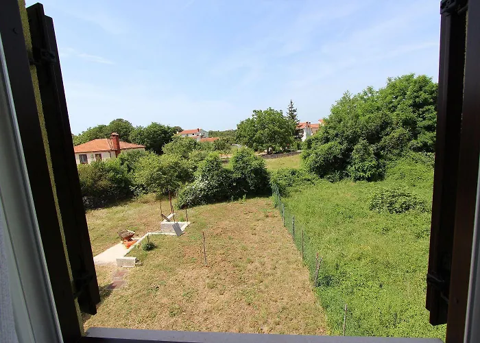 Mediterranes Nur 15 Minuten Zum Zentrum In Ruhiger Wohngegend Rovinj